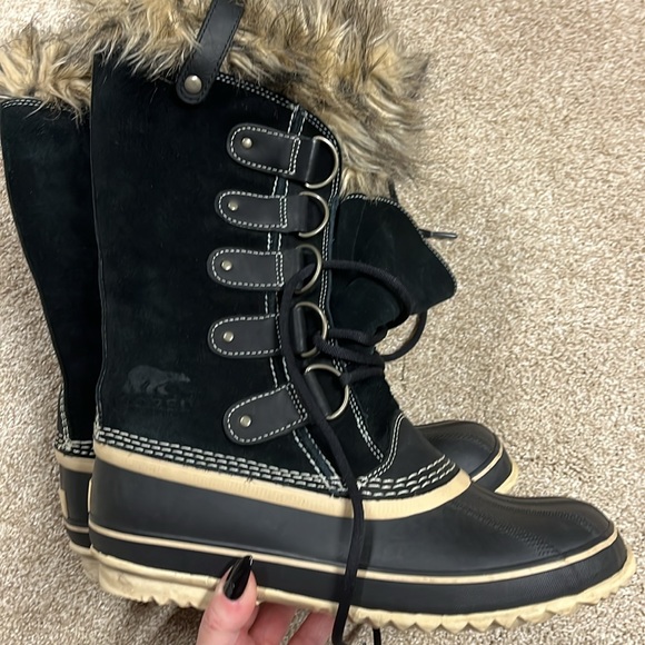 Sorel Joan of Artic boots. Black wmns size 9 fur trimmed suede/rubber snow boots - Picture 6 of 6
